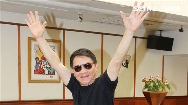 寶島歌王葉啟田現身澄清「罹患失智症危機」，現場拿毛筆揮毫「龍」字，代表現狀是一條活龍。（記者邱榮吉/攝影）