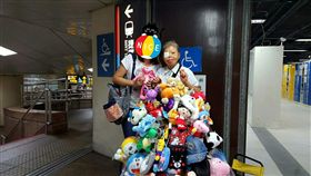 弱勢,娃娃,台北車站,阿姨,火吻,幫忙,愛心
（圖／翻攝自Dcard）