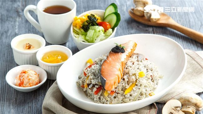 鮭魚專賣店開幕　松露鮭魚燉飯99元