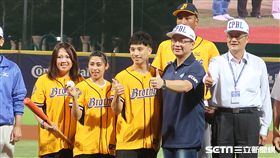 品勢金牌李晟綱及蘇佳恩開球。（圖／記者王怡翔攝）