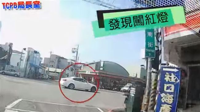 因小孩受傷闖紅燈　暖警見狀急幫開道