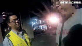 周男深夜前往台北橋，拍照後傳給黃姓友人道別，黃男急忙騎車找尋，但他因路況不熟，半途攔下巡邏車求救，警員根據照片趕赴台北橋，找到蹲在橋下的周男，由黃男送他平安返家，結束一場虛驚（翻攝畫面）