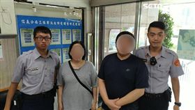 林男因債務纏身企圖尋短，警方獲報後前往住處找人，卻未發現林男蹤影，警員隨即透過手機定位，尋獲躲在山區涼亭的林男，並規勸他打消念頭，結束一場虛驚（翻攝畫面）