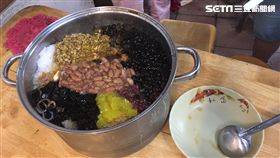 台中臉盆冰，老闆娘大方灑料。（記者郭奕均攝影）