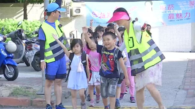 與車等高看不到！小學生過馬路請舉手