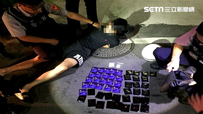 學生持毒懼遭逮　騎車撞警遭飛撲落網