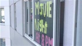 大學,窗戶,宿舍,便條紙,看電影,揪團,REDDIT　圖／翻攝自Reddit