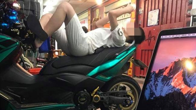 踩重機龍頭爽滑手機　一旁車主看傻眼