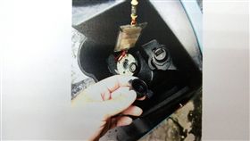 車主機車上的USB插槽被陳男捅壞。（圖／翻攝畫面）