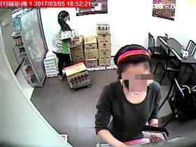 車手前往ATM提領贓款。（圖／翻攝畫面）