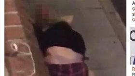 公然野合！金髮妹銷魂「吃」了淡定男　狂甩渾圓肥臀磨蹭
圖翻攝自太陽報
https://www.thesun.co.uk/news/4463628/couple-perform-sex-act-street-twitter-video/