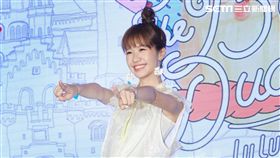 LULU黃路梓茵「美小鴨」專輯發片，男神炎亞倫神秘出場贈送金鴨獎祝福LULU敲響金鍾。（記者邱榮吉/攝影）