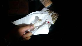 警方在吳男車內搜出1小包安非他命及吸食器。（圖／翻攝畫面）