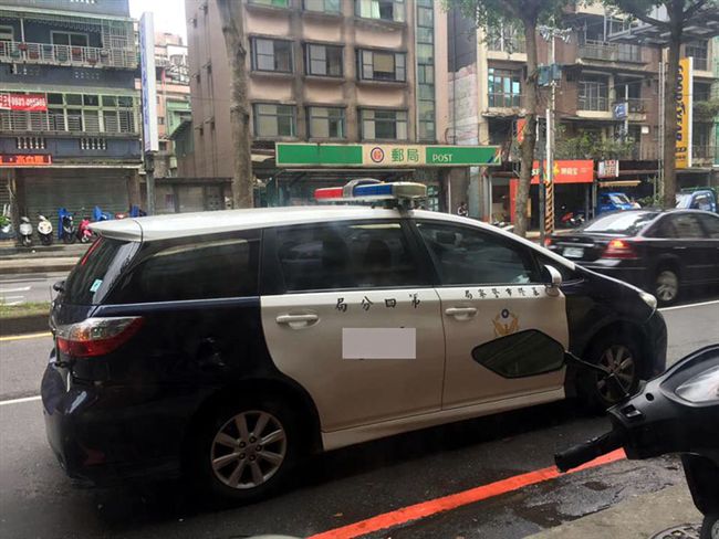 警抓違規卻亂停車？民諷：先開自己單
