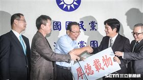 行政院長賴清德拜會國民黨立院黨團，林為洲致贈厚民載物 圖／記者林敬旻攝