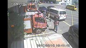 沈男操作機械不慎自斷四指，由救護人員駕駛救護車送醫急救。（圖／翻攝畫面）