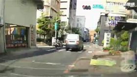 許男一時貪快闖紅燈導致潘男煞車不及撞上。（圖／翻攝畫面）