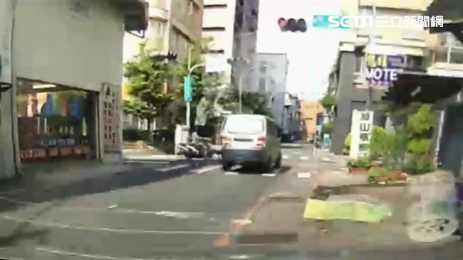 廂型車闖紅燈　騎士煞車不及撞上慘死