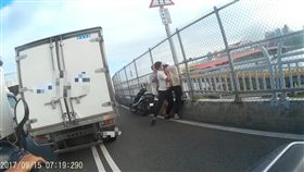 小貨車副駕駛見狀下車助陣。（圖／翻攝畫面）