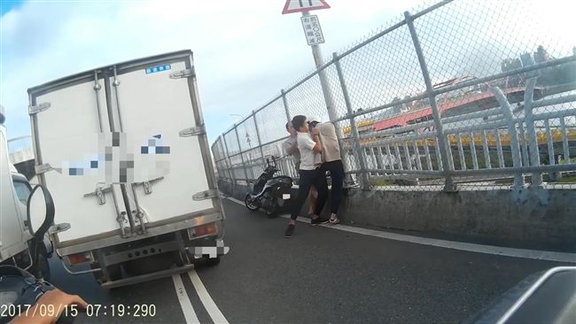 行車糾紛指窗逼罵　騎士反遭攔車圍毆