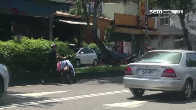 推嬰兒車走內車道　婦為遮陽嚇壞路人