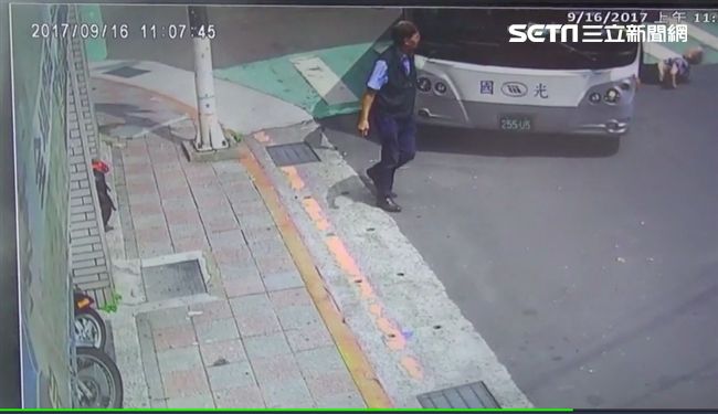 視線死角2次碾壓？老婦遭國光號斷腳