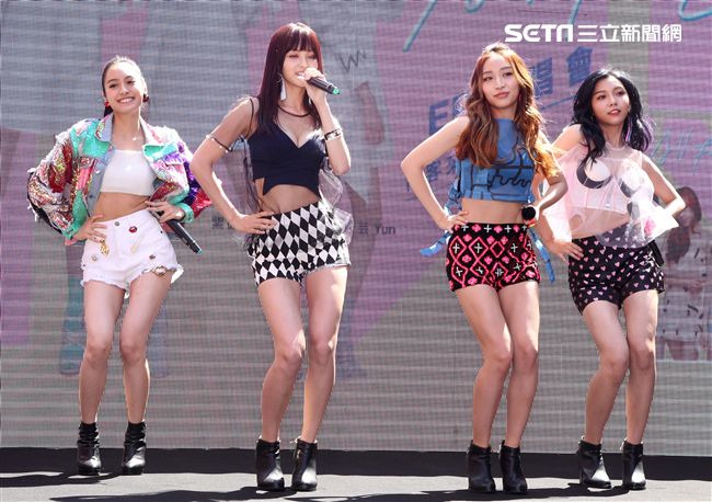 女子團體「IVI」愛為愛芳芸、琦琦、Kimi、紫薇首次公開露面，首張EP簽唱會，讓粉絲久等了。（記者邱榮吉/攝影）