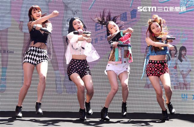 女子團體「IVI」愛為愛芳芸、琦琦、Kimi、紫薇首次公開露面，首張EP簽唱會，讓粉絲久等了。（記者邱榮吉/攝影）
