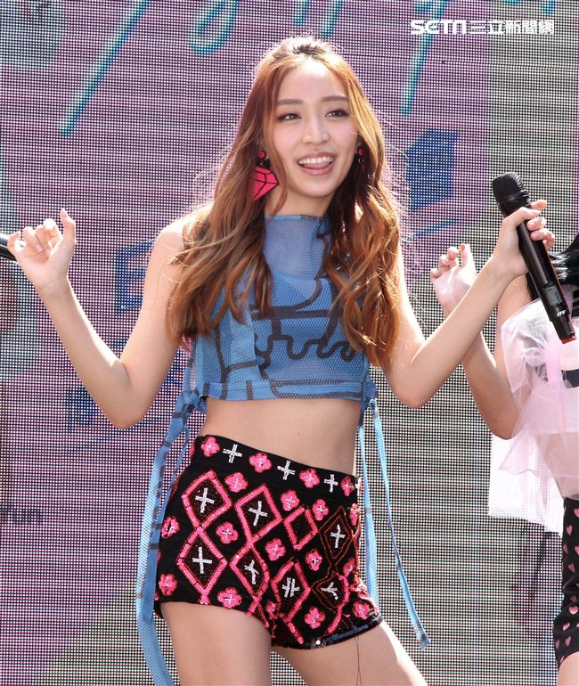 女子團體「IVI」愛為愛芳芸、琦琦、Kimi、紫薇首次公開露面，首張EP簽唱會，讓粉絲久等了。（記者邱榮吉/攝影）