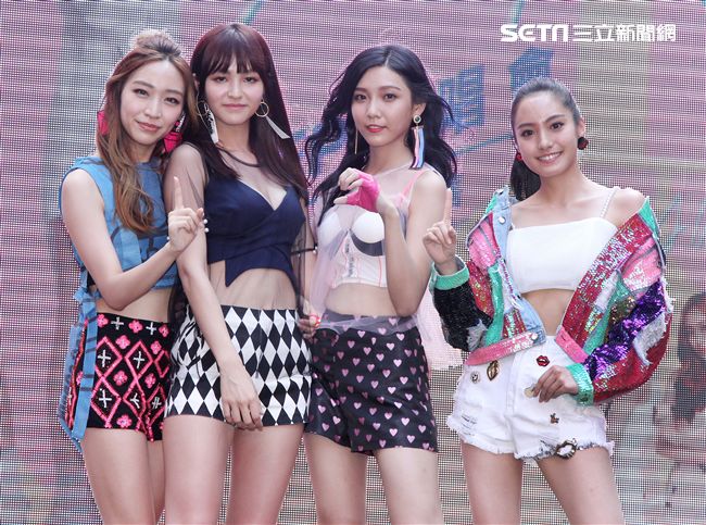 女子團體「IVI」愛為愛芳芸、琦琦、Kimi、紫薇首次公開露面，首張EP簽唱會，讓粉絲久等了。（記者邱榮吉/攝影）