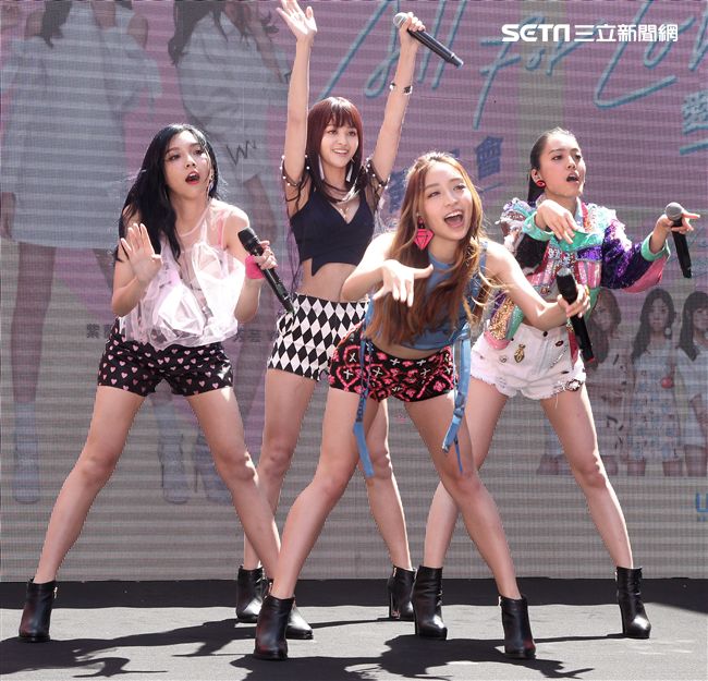 女子團體「IVI」愛為愛芳芸、琦琦、Kimi、紫薇首次公開露面，首張EP簽唱會，讓粉絲久等了。（記者邱榮吉/攝影）