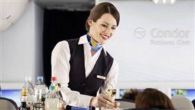 德國,神鷹航空,Condor,空服員(臉書 https://www.facebook.com/CondorAirlines/photos/a.679293725519169.1073741828.676573555791186/967582520023620/?type=3&theater)