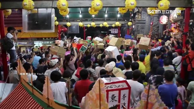 普渡撒供品　忌「未落地」跟好兄弟搶