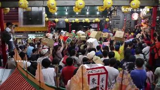 普渡撒供品　忌「未落地」跟好兄弟搶