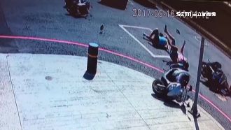 打左轉燈卻突右轉！6旬婦撞飛3機車