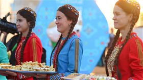 ▲土庫曼人身著傳統服飾，在升旗儀式上，歡迎各國代表團。（圖／體記協會提供）
