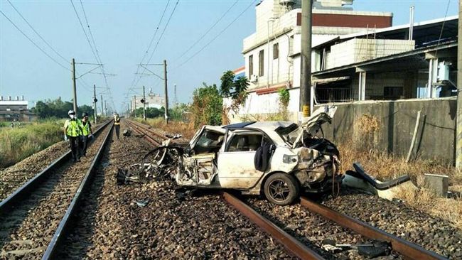 疑探望老母闖平交道　義消遭撞拋飛亡