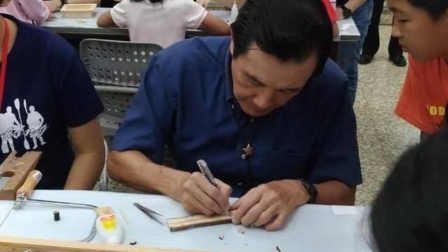 司儀口誤「金薄聰」　馬英九隨扈憋笑