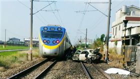 台鐵自強號撞轎車　南靖後壁雙線不通台鐵101次台中開往高雄PP自強號，17日上午7時在嘉義南靖與台南後壁間撞及轎車，目前南靖與後壁間雙線不通。（台鐵提供）中央社記者汪淑芬傳真　106年9月17日