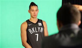 林書豪拍攝形象照。（圖／翻攝自籃網隊推特）