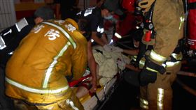 嘉義中埔凌晨火警　男子送醫插管治療嘉義縣中埔鄉中山新村17日凌晨發生民宅火警，警消救出一名體重百餘公斤男性，但男性已陷入昏迷，送醫插管治療。（嘉義縣消防局提供）中央社記者江俊亮傳真　106年9月17日