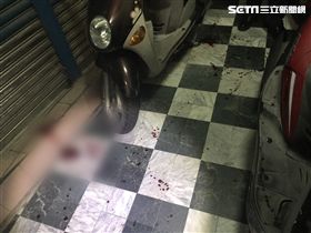 地板上血跡斑斑。（圖／翻攝畫面）