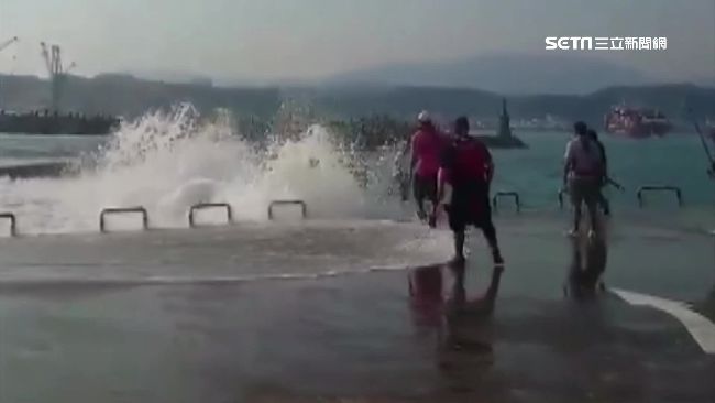 基隆湧浪發威！小貨車遭捲入海中浮沉