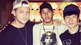 ▲共和世代主唱萊恩（左）、路易斯漢米爾頓（中）與林俊傑在新加坡聚會合照。（翻攝Instagram）