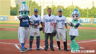 穿上道奇球衣開球　鋒哥滿滿的回憶