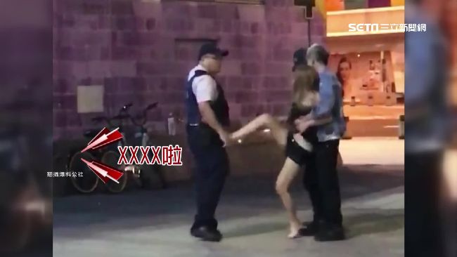 爛醉女失控暴走　伸無影腳踹員警下體