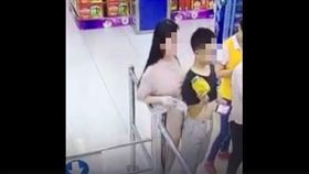 散播,影片,中國大陸,孕婦,性騷擾,微博,晃奶（圖／翻攝自微博）http://s.weibo.com/weibo/%E5%AD%95%E5%A6%87%E6%B2%A1%E7%A9%BF%E5%86%85%E8%A1%A3