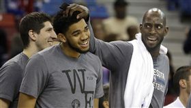 Kevin Garnett與Karl-Anthony Towns（ap）