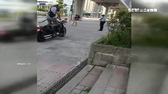 重機男違規騎人行道　不聽勸還嗆保全