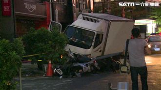 疑行駛中發病　駕駛撞13輛機車不治